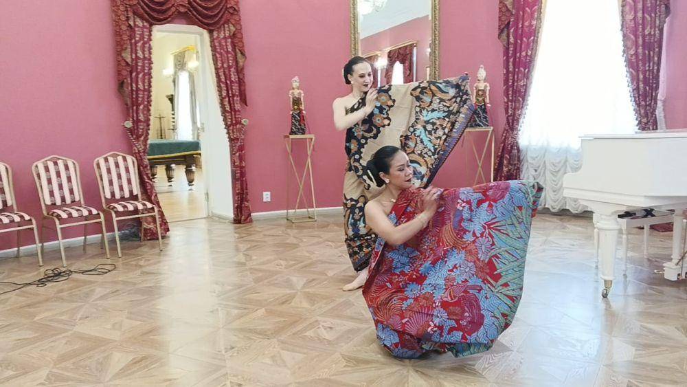 Pameran “Two Countries. Loyalty to Tradition", di kota Torzhok, Rusia. (dok. KBRI Moskow)