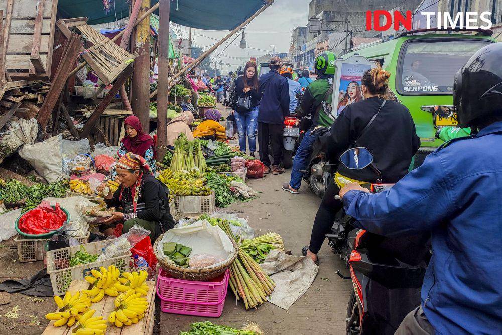 Aktivitas jual beli di Pasar Serpong, Tangerang Selatan. (IDN Times/Herka Yanis)