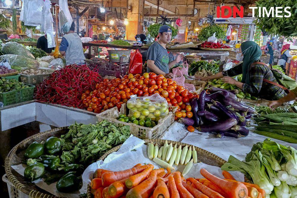 Aktivitas jual beli di Pasar Serpong, Tangerang Selatan. (IDN Times/Herka Yanis)