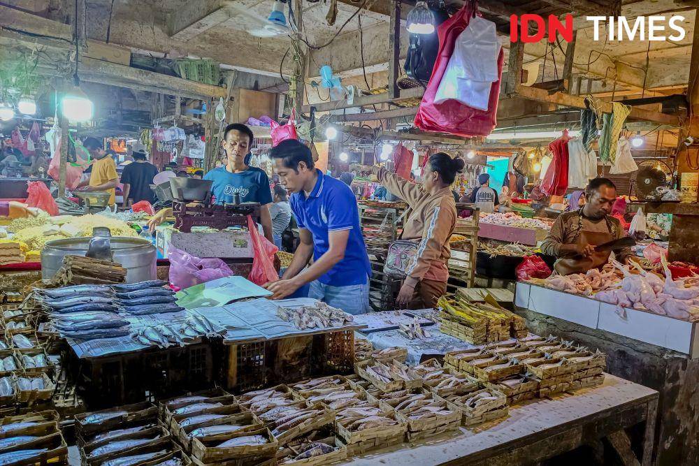 Aktivitas jual beli di Pasar Serpong, Tangerang Selatan. (IDN Times/Herka Yanis)