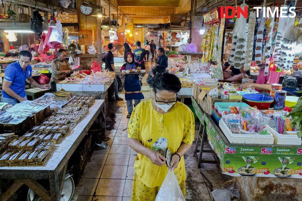 Aktivitas jual beli di Pasar Serpong, Tangerang Selatan. (IDN Times/Herka Yanis)