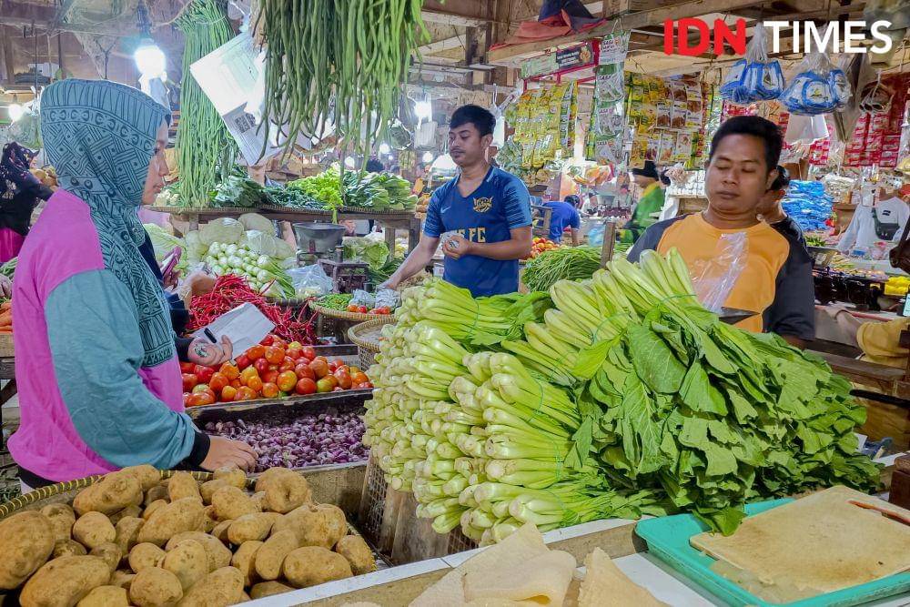 Aktivitas jual beli di Pasar Serpong, Tangerang Selatan. (IDN Times/Herka Yanis)