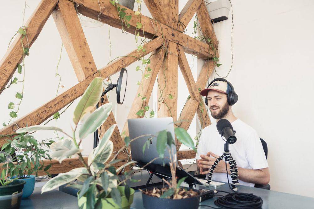 Ilustrasi bekerja sebagai Radio Announcer (pexels.com/Jeremy Enns)