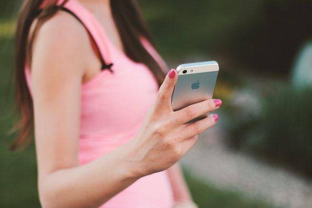 ilustrasi memegang handphone (pexels.com/JESHOOTS)