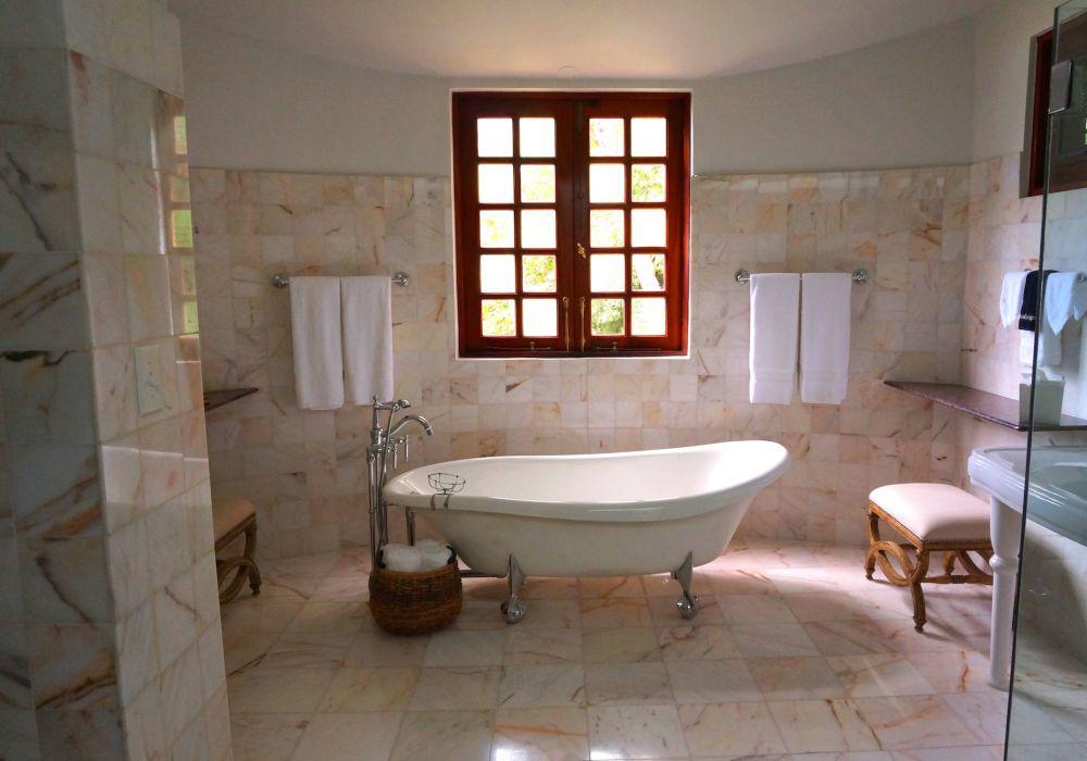 5 Tips Menata Bathub di Kamar Mandi, Jangan Keliru!