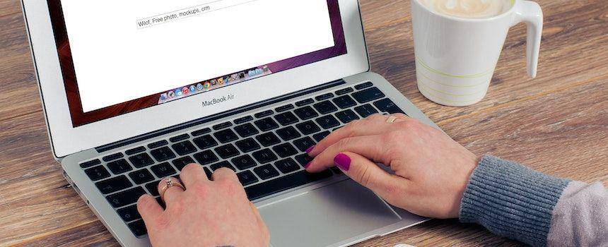 ilustrasi fungsi tombol Command di Macbook (pexels.com/Pixabay)