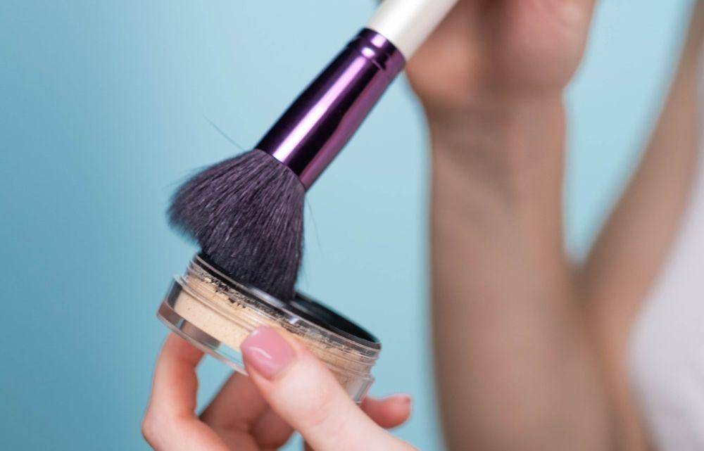 ilustrasi pemakaian loose powder (pexels.com/Ron Lach)