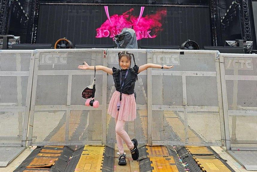 9 Potret Keseruan Thalia Putri Onsu Nonton Konser BLACKPINK