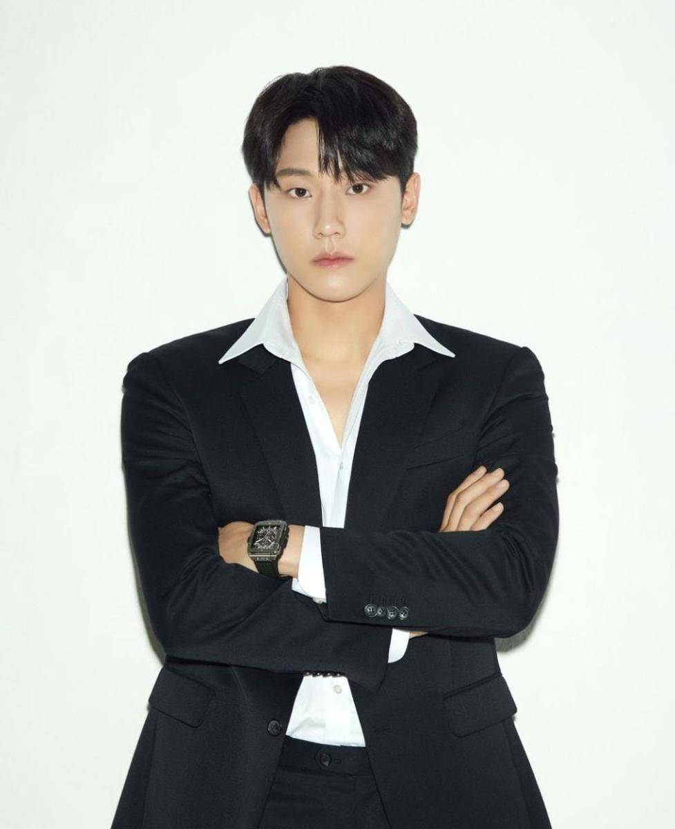 Lee Do Hyun (instagram.com/ldh_sky)
