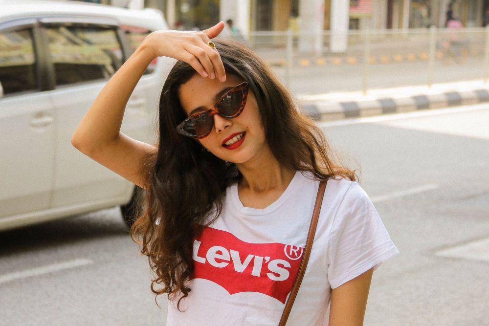 Ilustrasi brand fesyen jeans Levi’s® (Unsplash/Rosesh Bhandari)