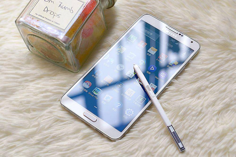 ilustrasi ponsel dan pen (pixabay.com/adrian2019)