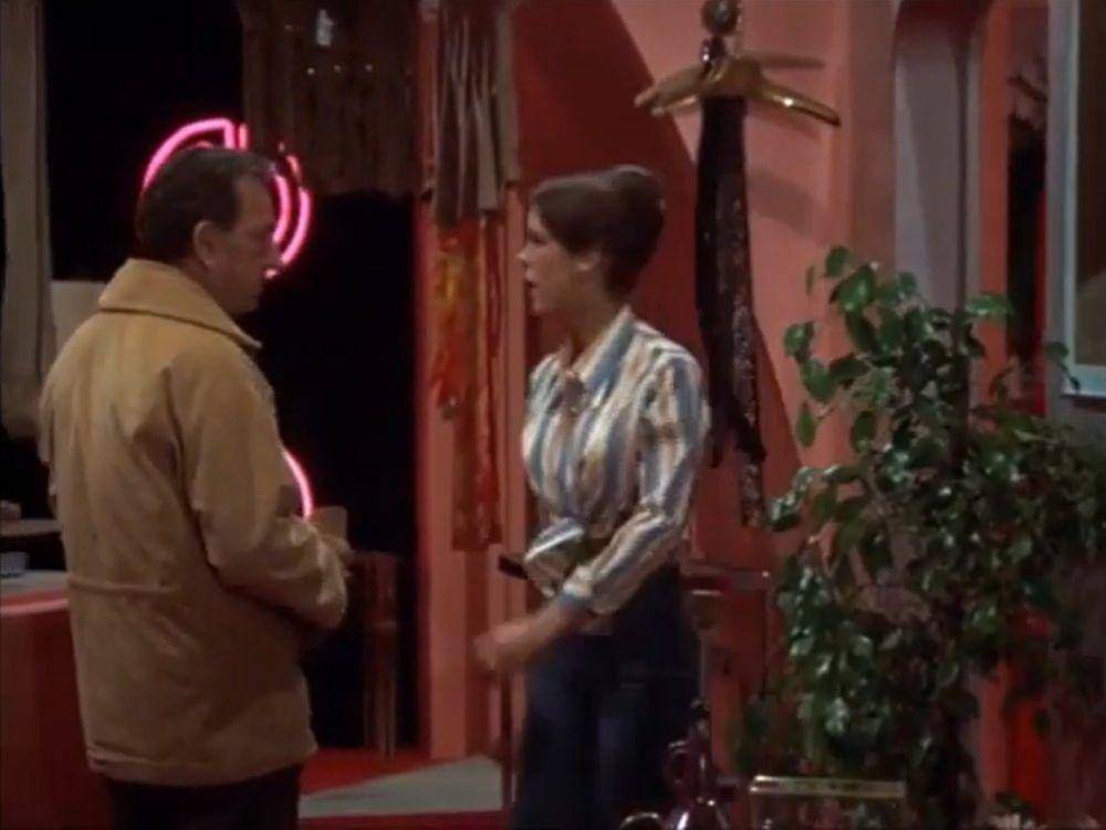 Jack Klugman dan Jamie Lee Curtis dalam serial Quincy, M.E. (dok. MCA TV/Quincy, M.E.)