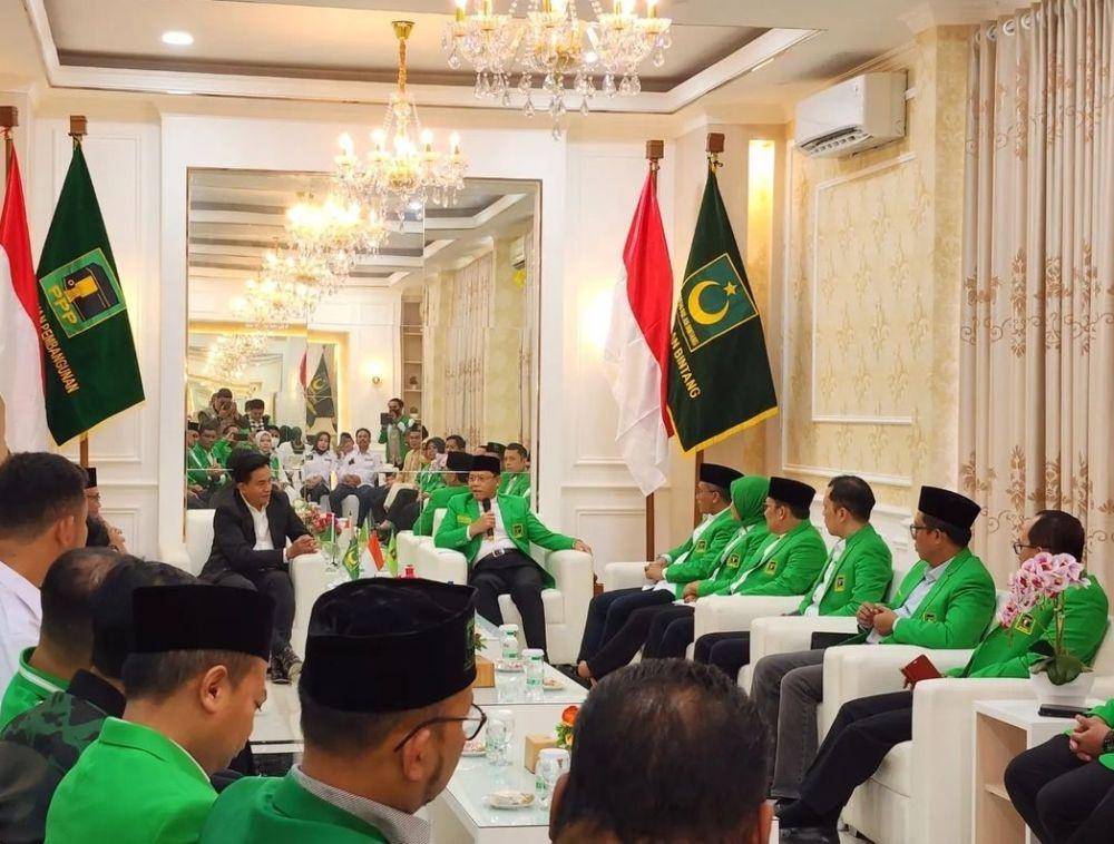 Ketua Umum Partai Bulan Bintang, Yusril Ihza Mahendra (kiri) dan Plt Ketum PPP Mardiono ketika bertemu saat dialog di kantor DPP PPP. (www.instagram.com/@arwani.thomafi)