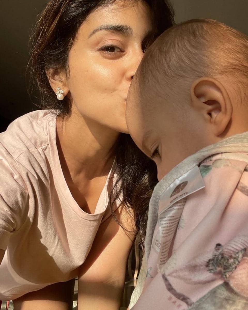 Shriya Saran dan putrinya (instagram.com/shriya_saran1109)