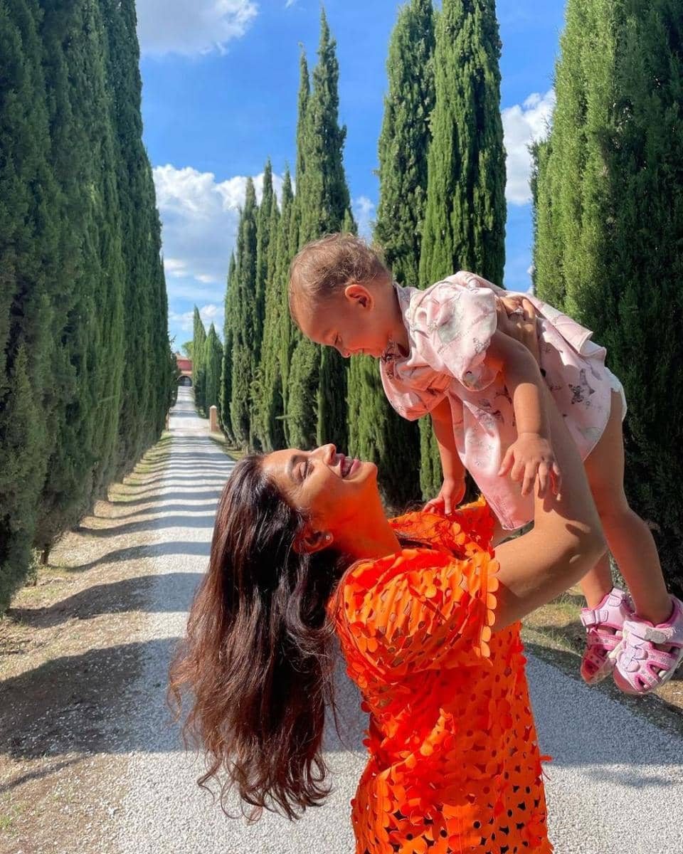 Shriya Saran dan putrinya (instagram.com/shriya_saran1109)