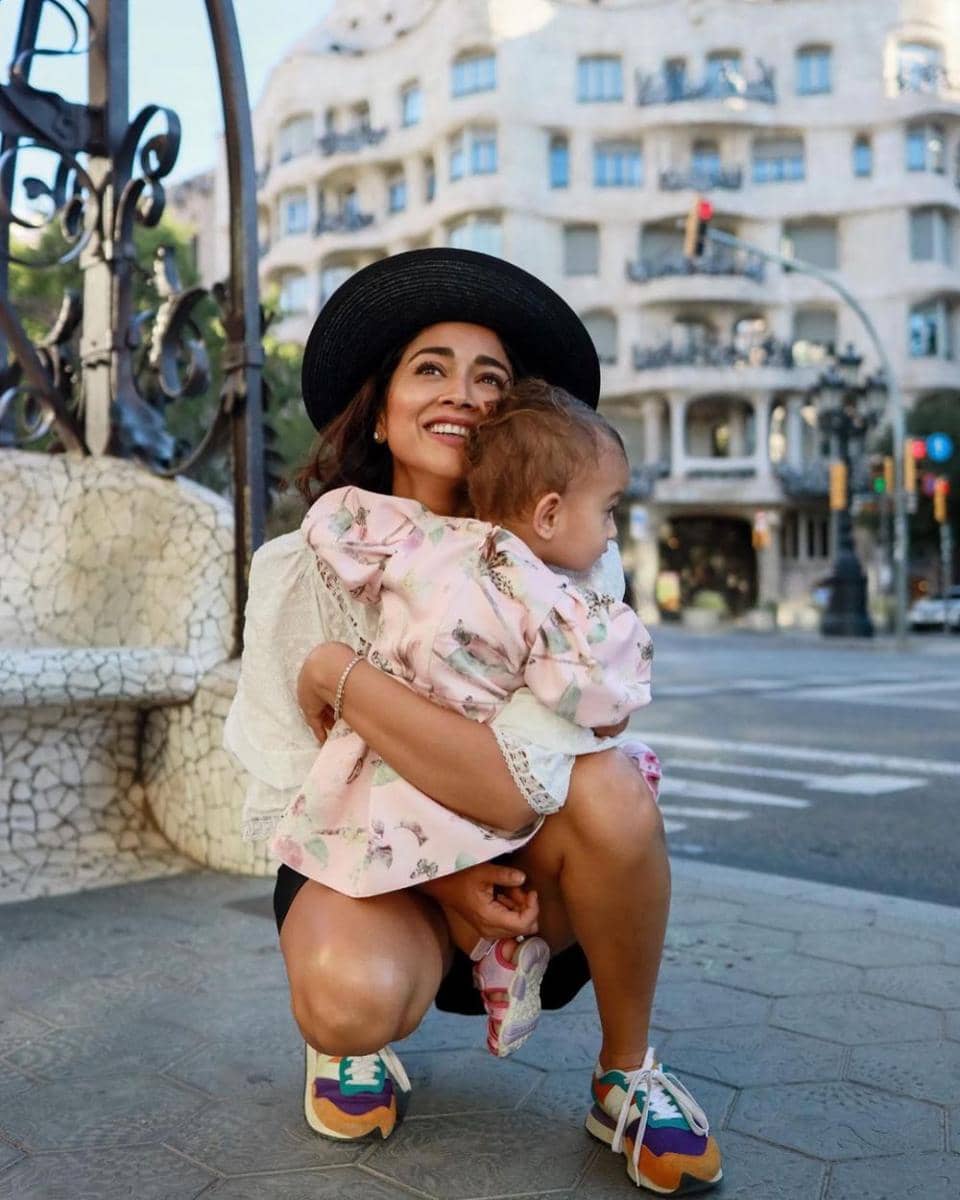 Shriya Saran dan putrinya (instagram.com/shriya_saran1109)