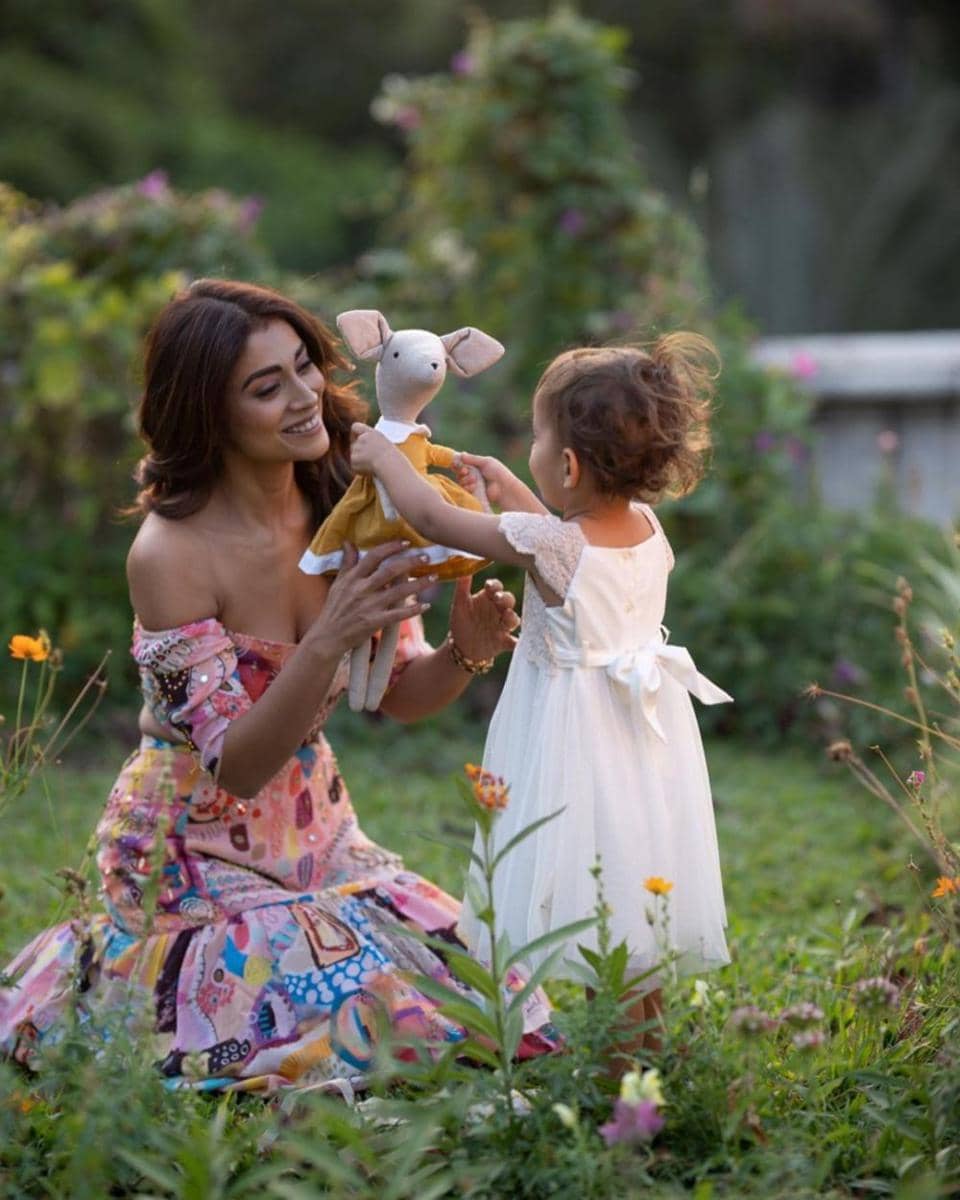Shriya Saran dan putrinya (instagram.com/shriya_saran1109)
