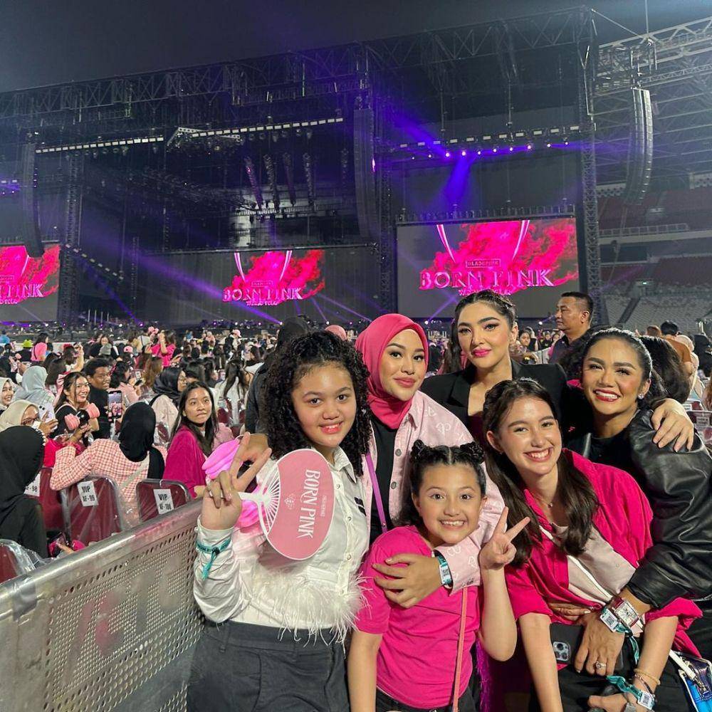 artis rambut kepang di konser BLACKPINK (instagram.com/ashanty_ash)