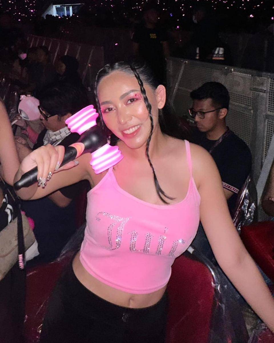 artis rambut kepang di Konser BLACKPINK (instagram.com/rachelvennya)