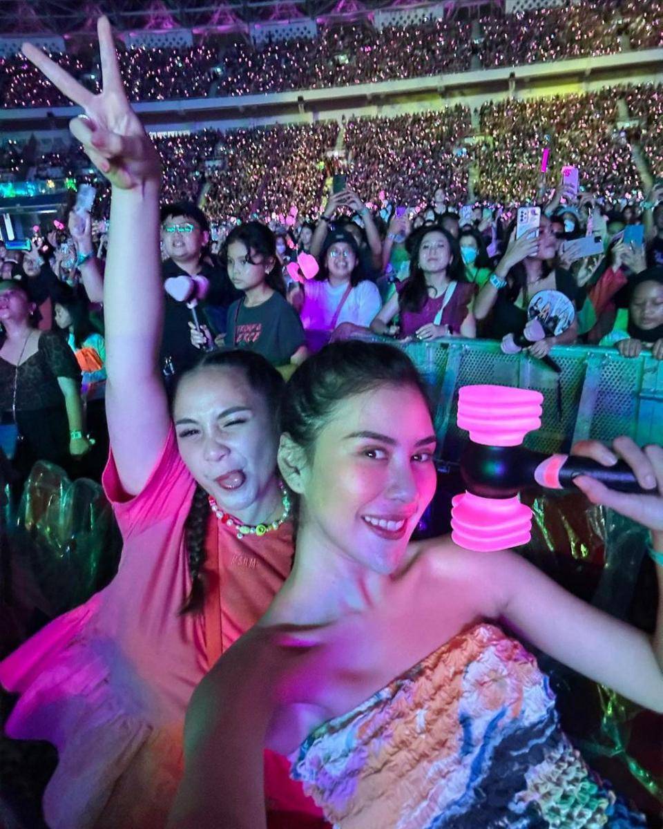 artis rambut kepang di konser BLACKPINK (instagram.com/syahnazs)