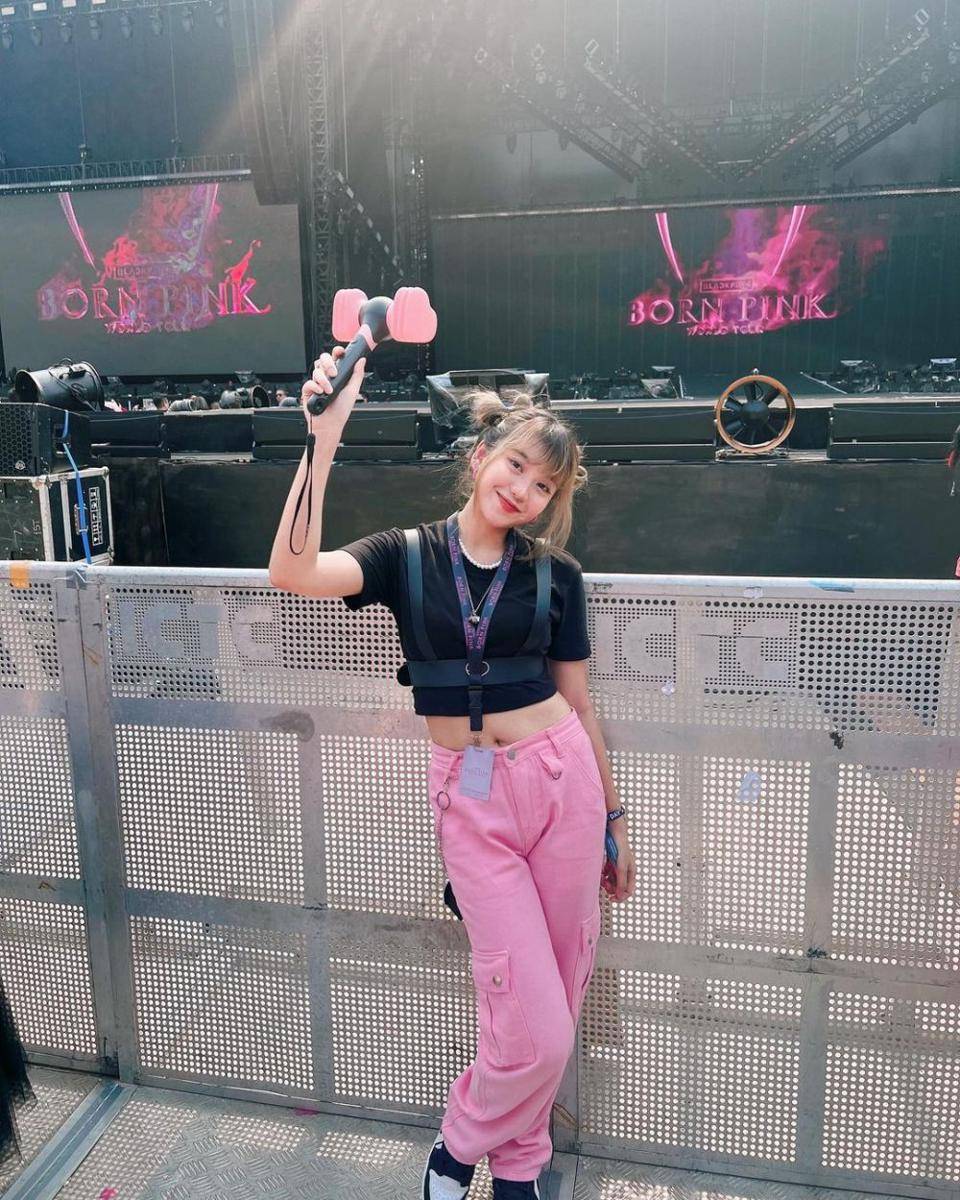 artis rambut kepang di Konser BLACKPINK (instagram.com/gheaindrawari)