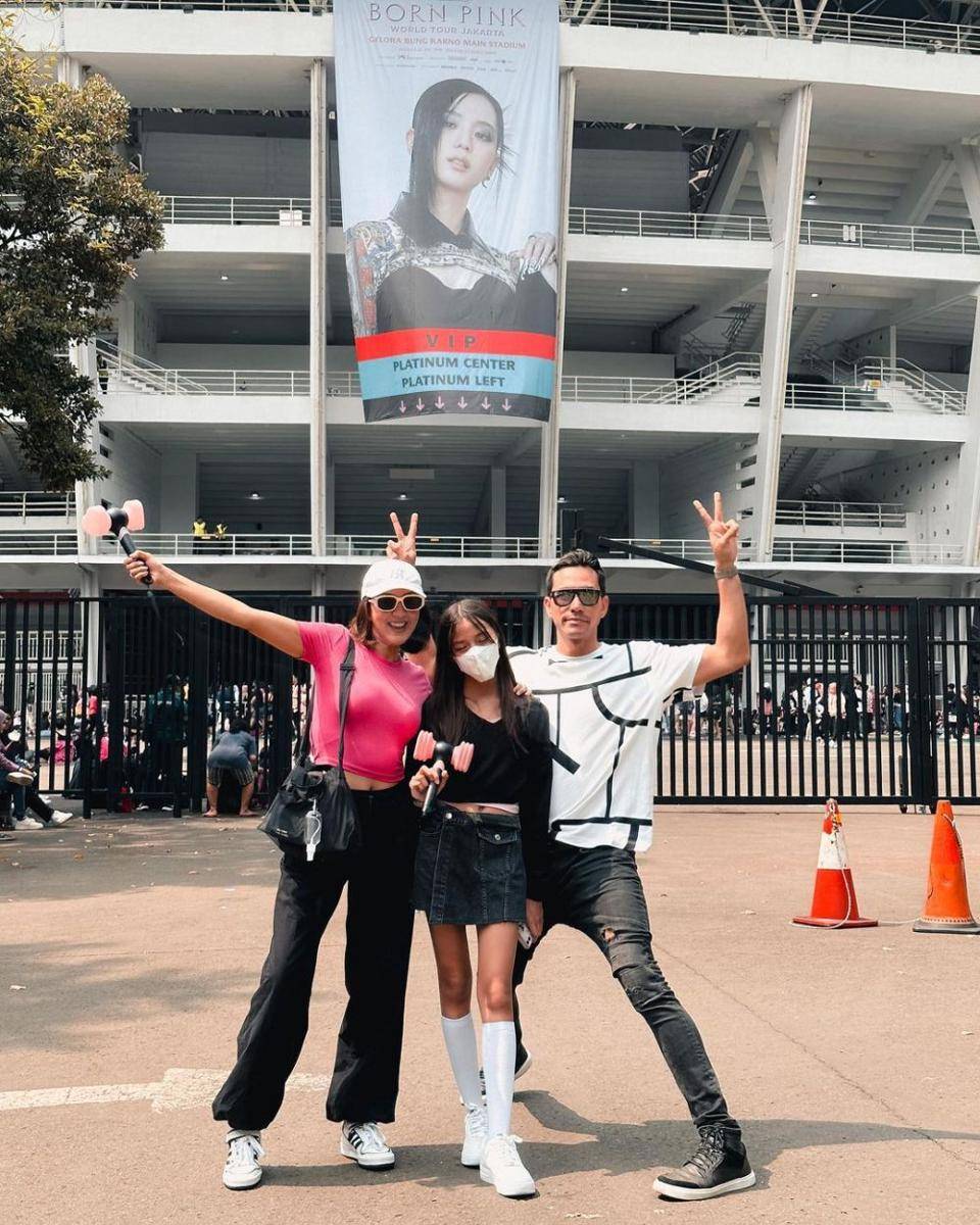 Darius Sinathrya antar istri dan anak konser BLACKPINK. (instagram.com/darius_sinathrya)