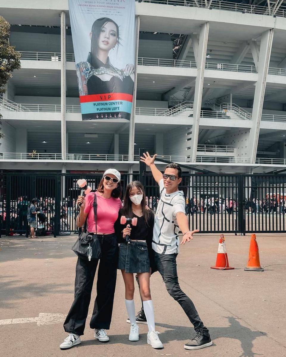 Darius Sinathrya antar istri dan anak konser BLACKPINK. (instagram.com/darius_sinathrya)