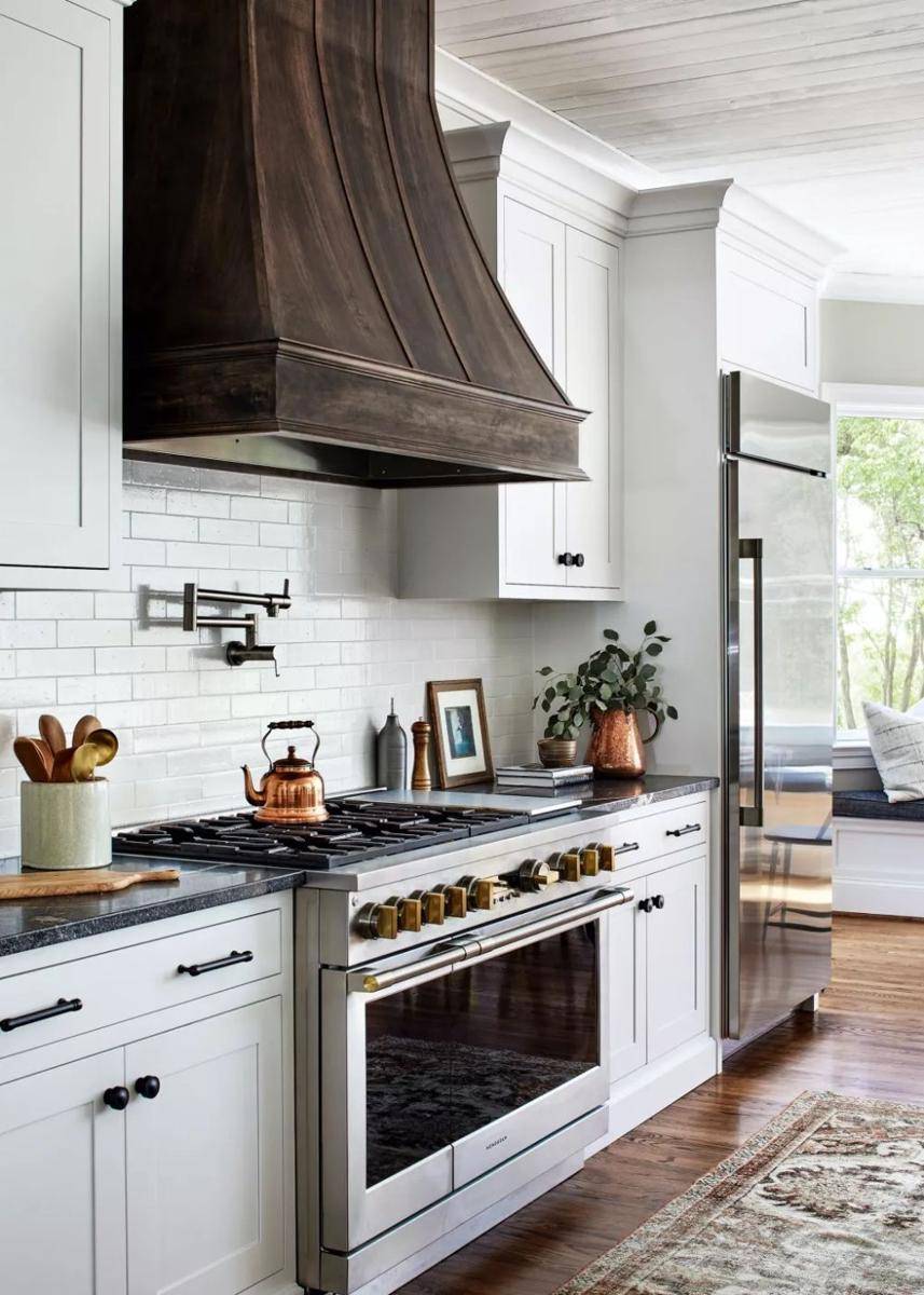 dapur dengan tudung ekstrator di atas kompor (homesandgardens.com)