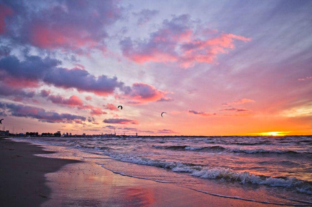ilustrasi sunset di pantai(unsplash.com/@apviktor)