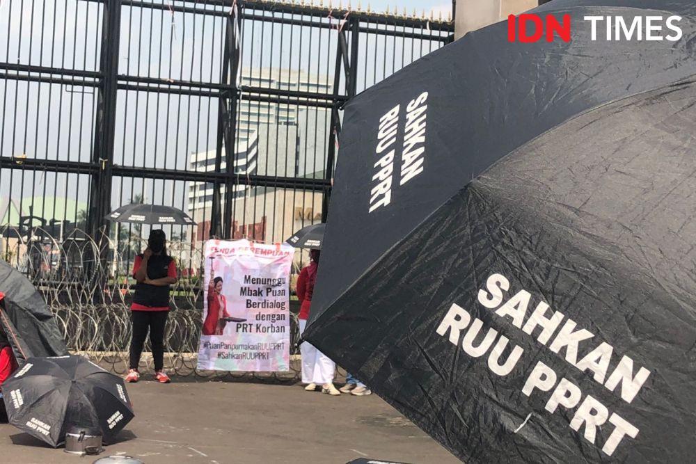 Koalisi Sipil untuk RUU PPRT bersama JALA PRT menggelar aksi ketiga kalinya di depan Gedung DPR RI, mendesak pengesahan RUU PPRT, Senin (13/3/2023).. (IDN Times/Melani Putri)
