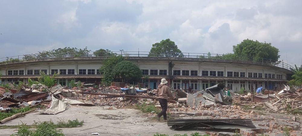 Pembongkaran Bangunan Liar di Kawasan Velodrome Sempat Diadang Warga