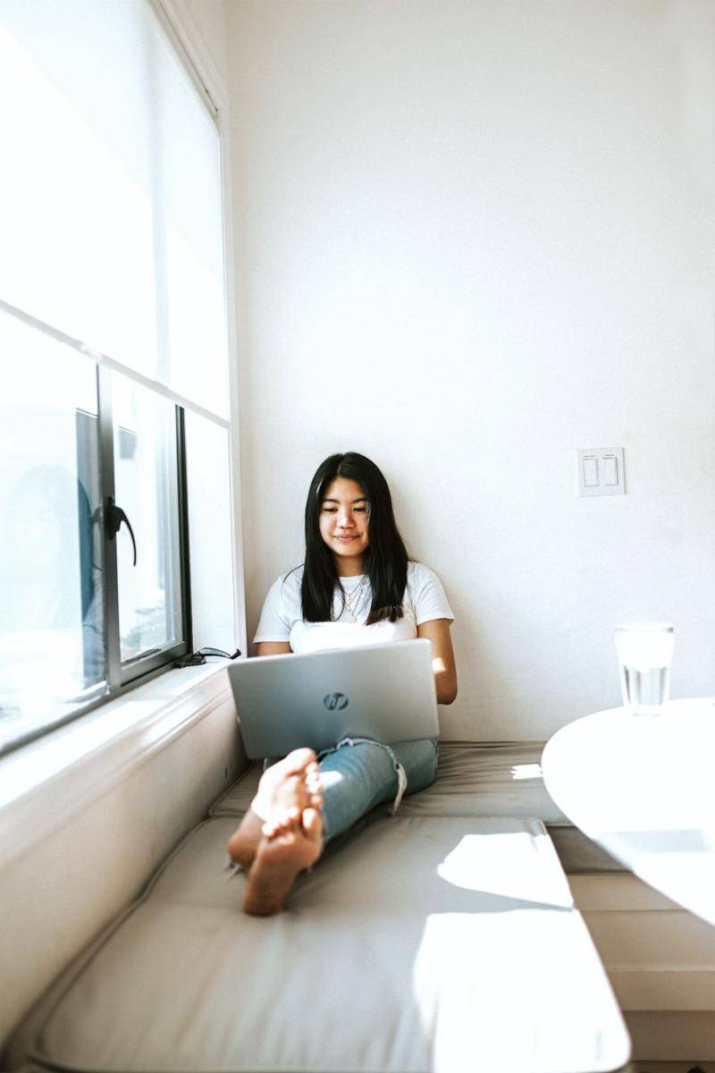 illustrasi seorang wanita di sudut ruangan(unsplash.com/@windows)