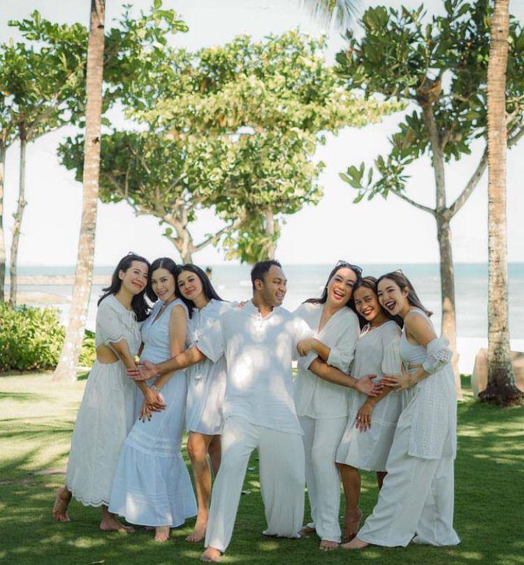 Momen Geng Awem Naysilla Mirdad Liburan di Bali, Kompak! (Instagram.com/naymirdad)