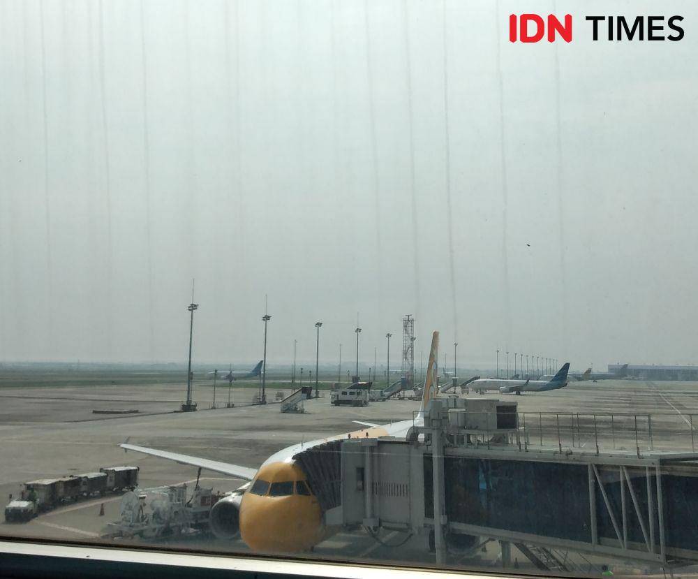 Ilustrasi menunggu di gate keberangkatan, Bandara Soekarno-Hatta, Tangerang (IDN Times/Dhiya Awlia Azzahra)