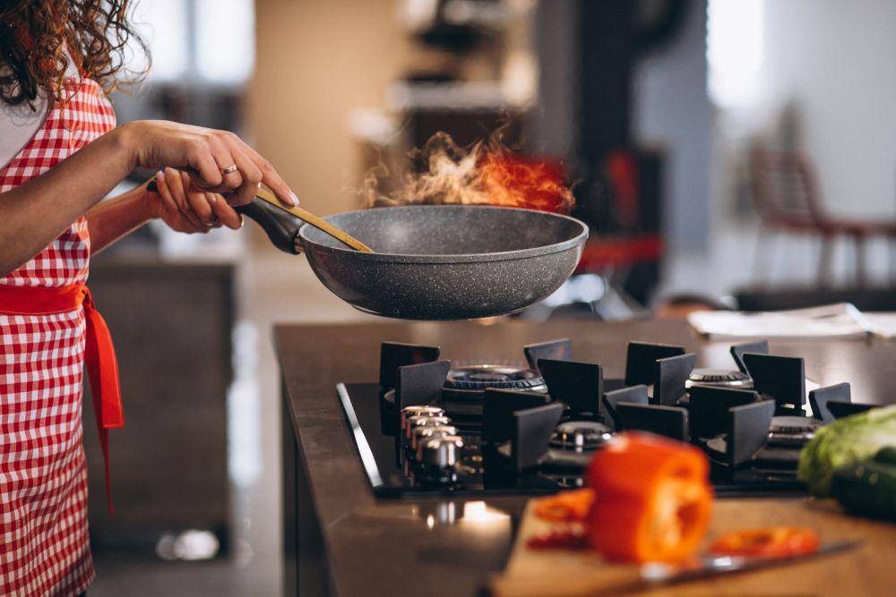 ilustrasi memasak (freepik.com/senivpetro)