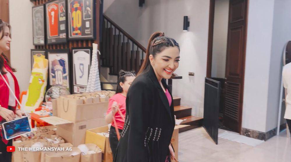 Ashanty dandan mirip Lisa (YouTube.com/The Hermansyah A6)