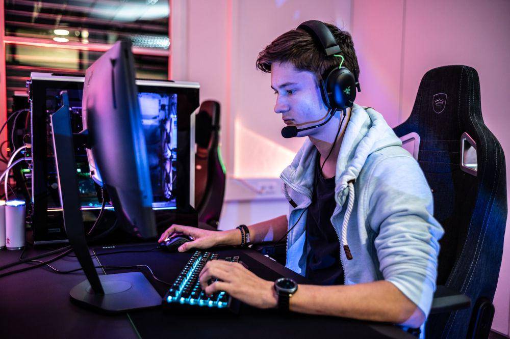 ilustrasi memainkan game melalui PC (unsplash.com/ELLA DON)