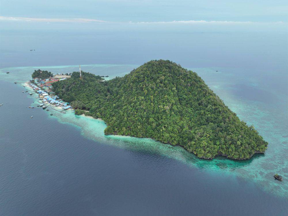Foto udara desa wisata di Desa Labengki Kecil, Konawe Utara, Sulawesi Tenggara, Senin (27/2/2023). Dinas Pariwisata setempat mencatat didalam 6 bulan terakhir diperkirakan 250 orang wisatawan baik mancanegara dan domestik berkunjung ke desa wisata tersebut karena memiliki keindahan alam natural dan dikeliling gugusan pulau-pulau kecil. ANTARA FOTO/Jojon/hp.