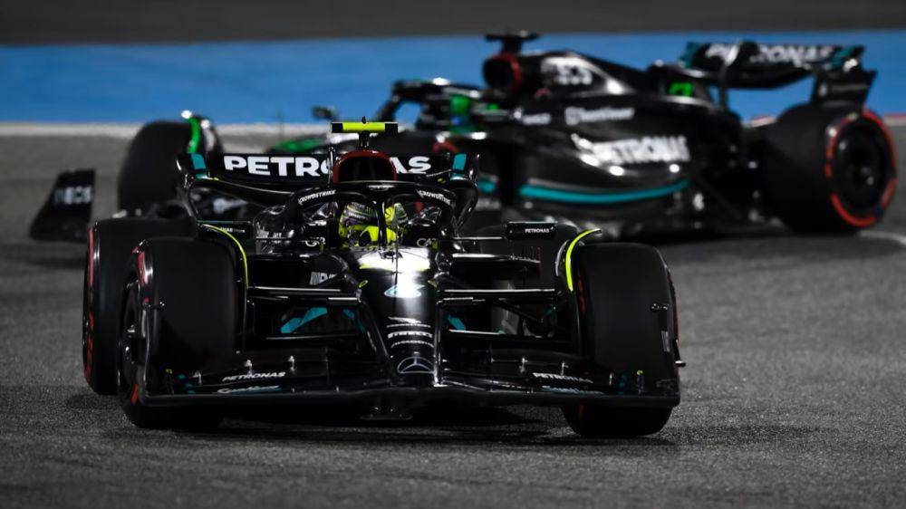 Lewis Hamilton dan George Russell saat balapan Formula 1 GP Bahrain 2023. (formula1.com)