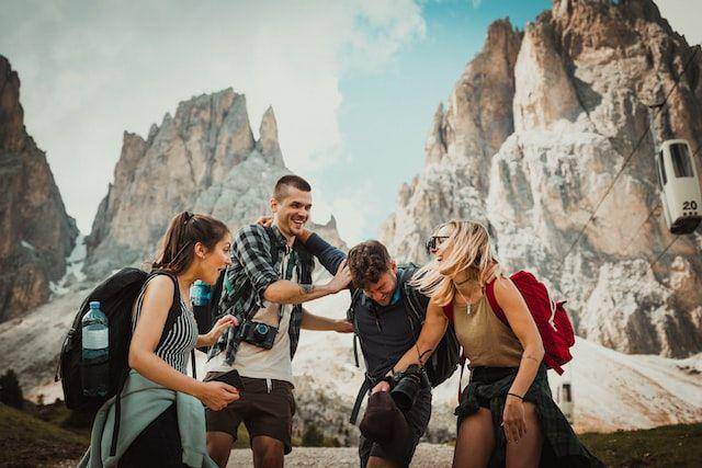 ilustrasi relasi pertemanan (unsplash.com/Felix Rostig)