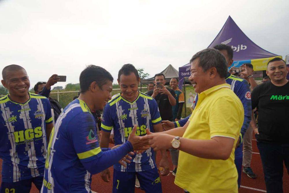 Bupati Garut Rudy Gunawan menyaksikan pertandingan persahabatan antara Persigar Legend vs Persib Bandung Legend dalam rangka menyambut Hari Jadi Kabupaten Garut (HJG) yang ke-210 di Stadion RAA Adiwijaya, Kabupaten Garut, Rabu (8/3/2023). (Dok. Pemprov Jabar)