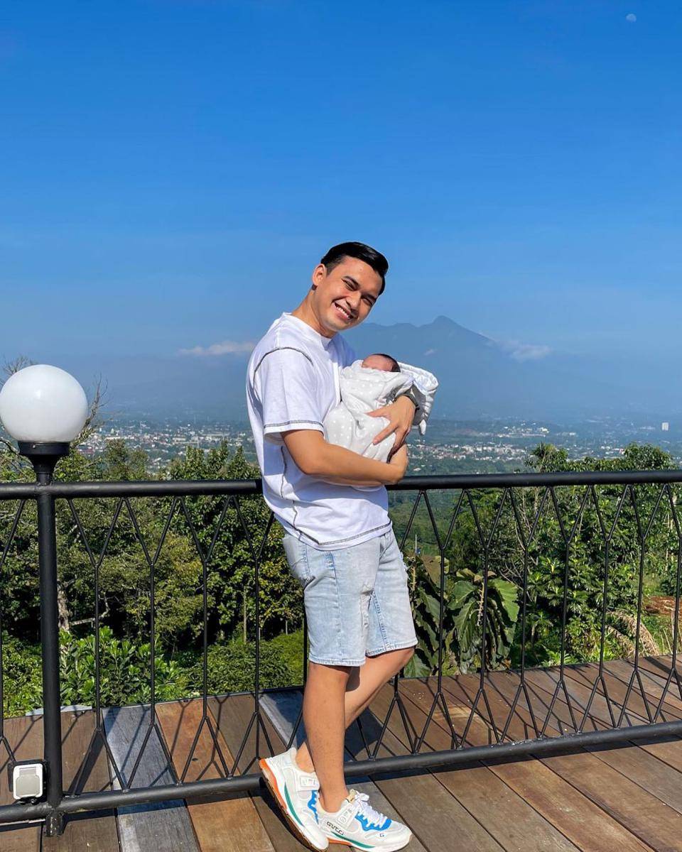 potret Ikbal Fauzi dan sang buah hati (instagram.com/ikbalfauzi_)