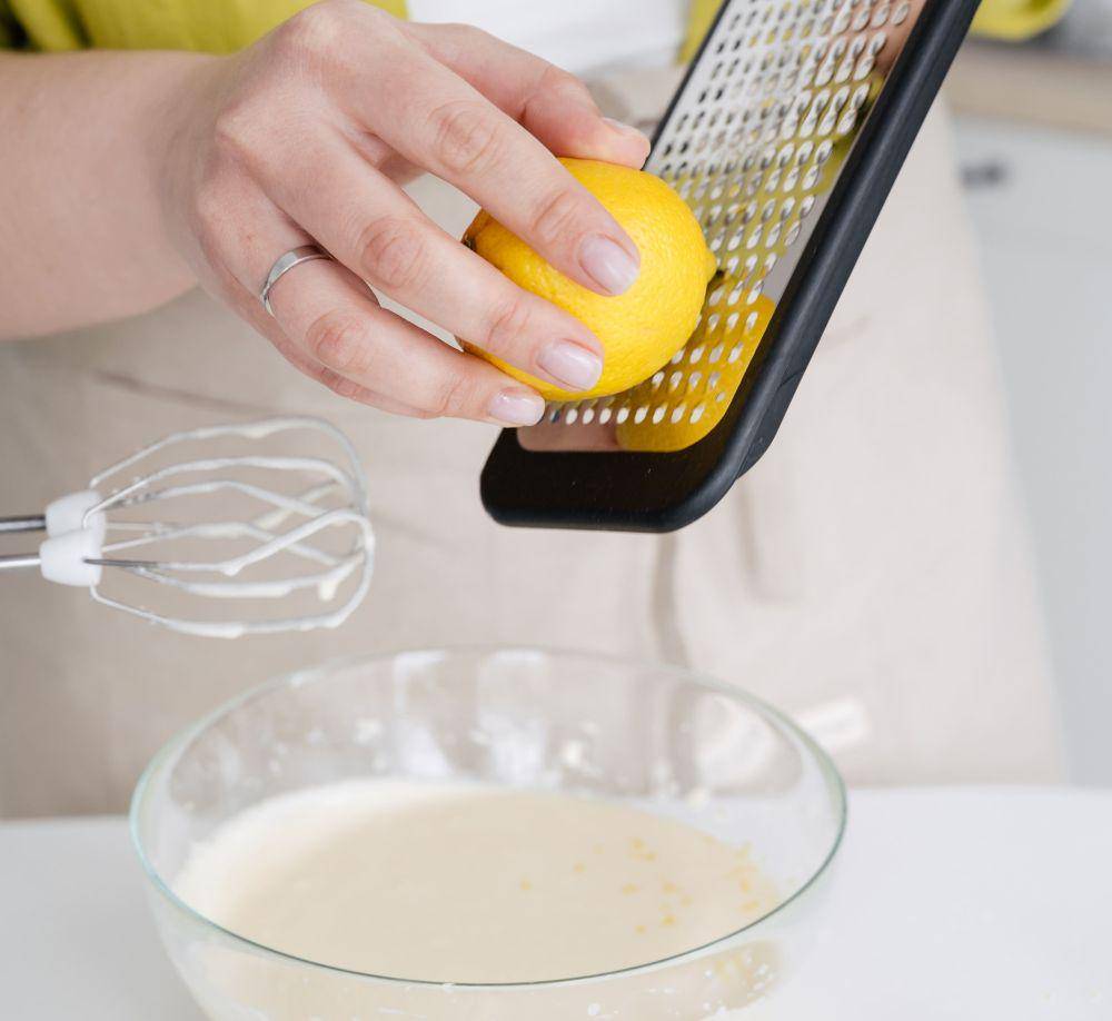 ilustrasi memarut lemon (pexels.com/id-id/@shvets-production/)