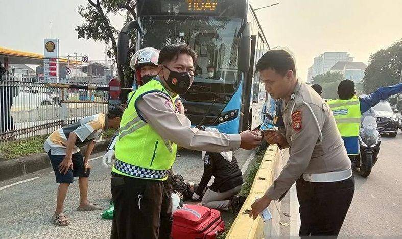 Kecelakaan lalu lintas melibatkan sepeda motor dan TransJakarta hingga menewaskan seorang wanita di Jalan Letjen Suprapto, Cempaka Putih, Jakarta Pusat, Senin (13/3/2023). (ANTARA/HO-Polres Metro Jakarta Pusat/aa.)