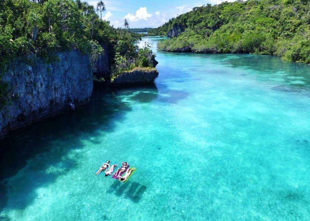 panorama wisata di pulau Bair (bakpiamutiarajogja.com via travelingyuk.com)