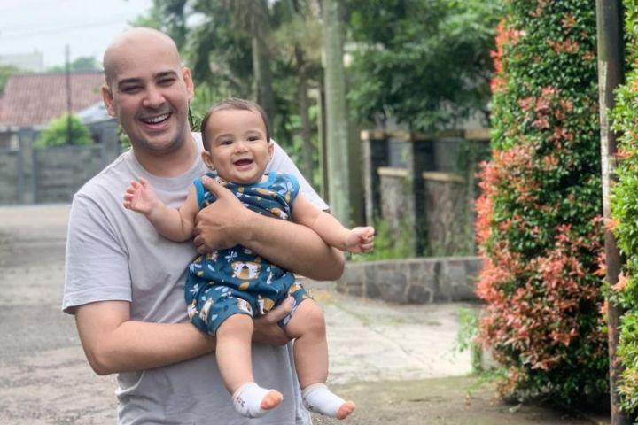 Asyik Jadi Ayah Siaga, 10 Potret Keseharian Riza Shahab Momong Anaknya