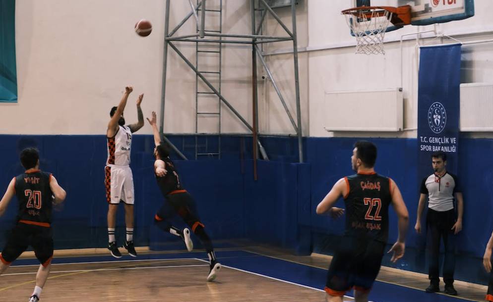 ilustrasi jump shoot dalam bola basket (Pexels.com/Said)