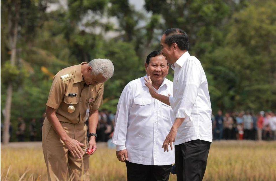 Presiden Joko "Jokowi" Widodo ketika panen raya bersama Ganjar Pranowo dan Prabowo di Kebumen (www.instagram.com/@prabowo)