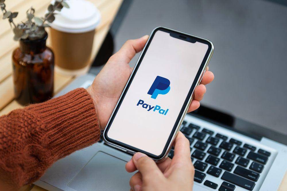 PayPal (Shutterstock/mrmohock)