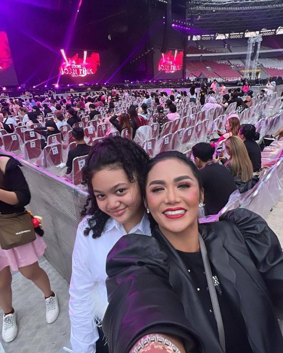 Amora di konser BLACKPINK (instagram.com/krisdayantilemos)